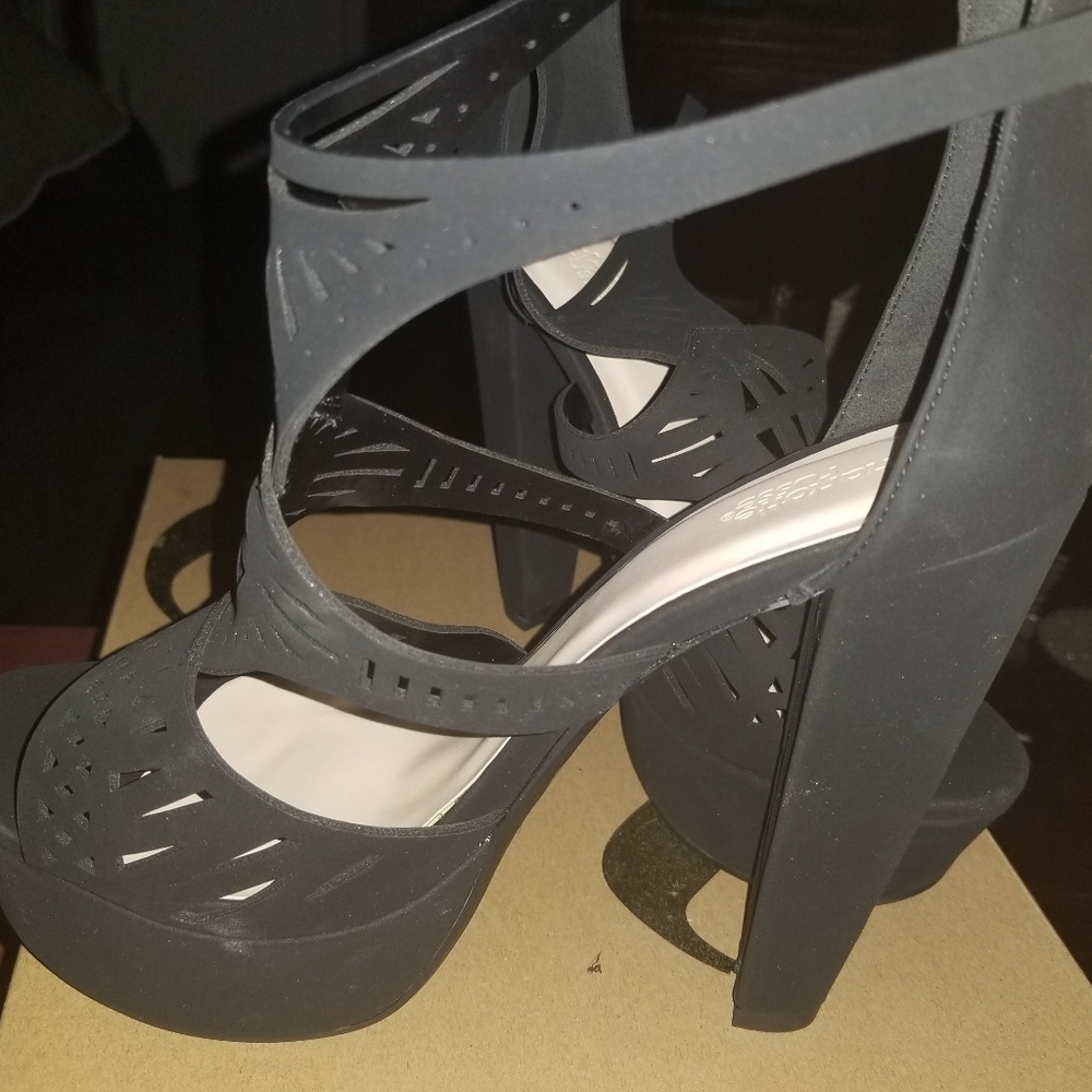 Heels - Picture 2 of 3